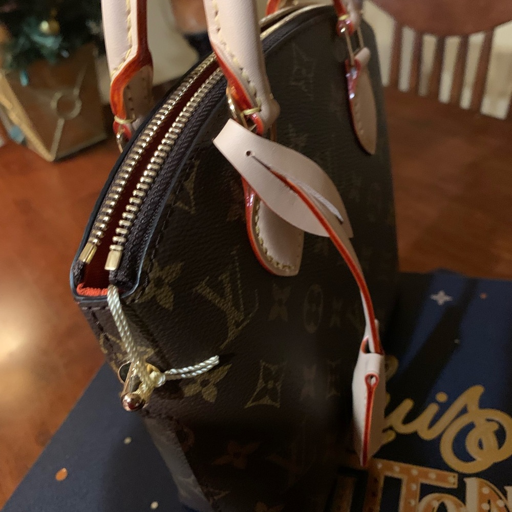 Absolutely stunning brand new authentic rare and collectible Louis Vuitton purse
